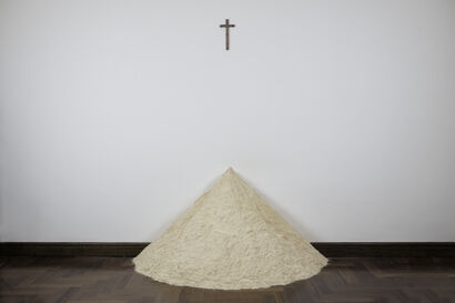 In Art, what weighs more, a kilo of feathers or a kilo of lead? - a Sculpture & Installation Artowrk by Giuseppe & Lucilla S.