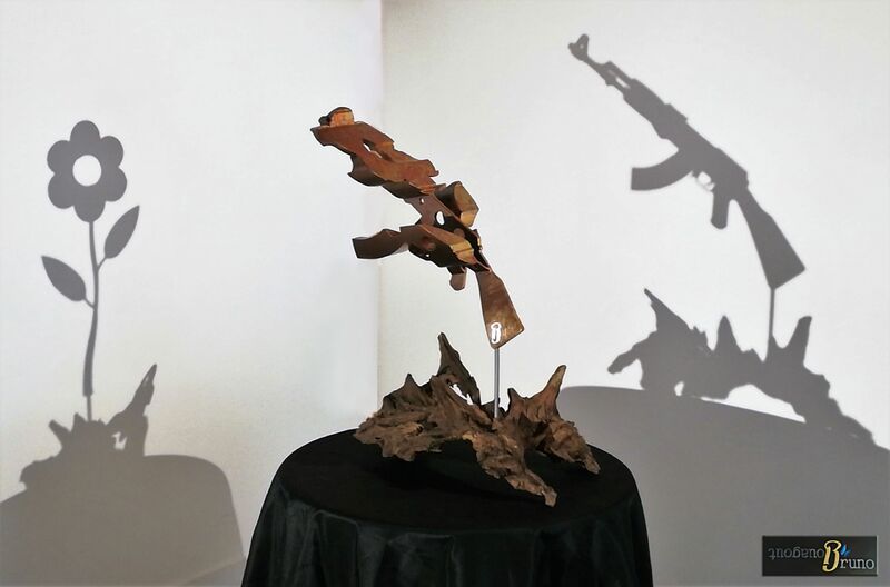 L'arme à fleur de peau (Flourishing gun) - a Sculpture & Installation by Morpho