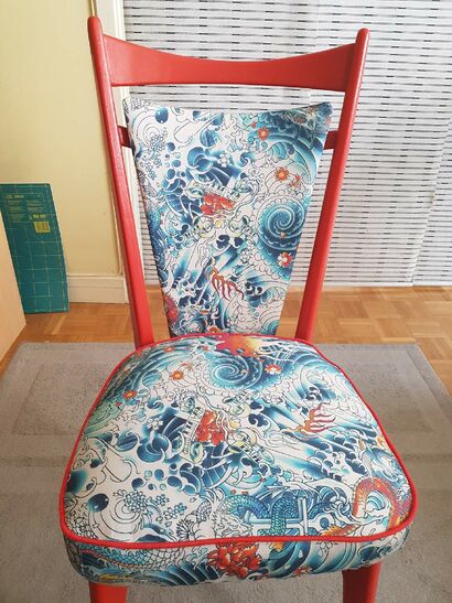 Dragons. Inspirations orientales, tatouages élégants pour une chaise au design des années 50 revêtue d\'un tissu griffé Jean-Paul Gaultier. - a Art Design Artowrk by dangarcia