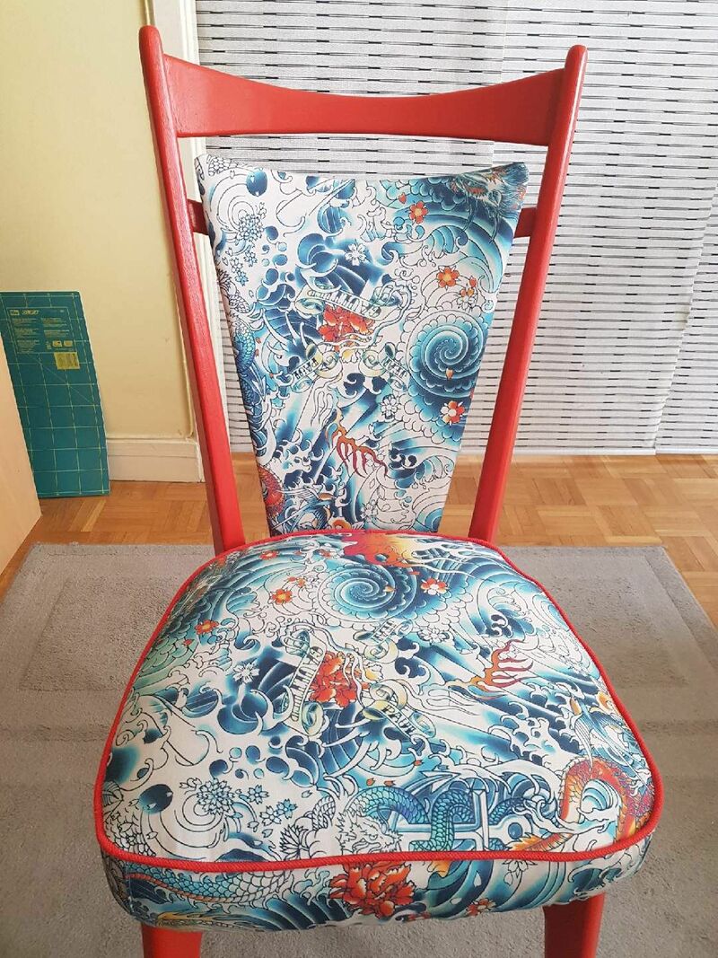 Dragons. Inspirations orientales, tatouages élégants pour une chaise au design des années 50 revêtue d'un tissu griffé Jean-Paul Gaultier. - a Art Design by dangarcia