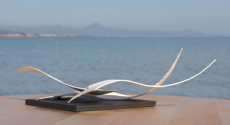 Infinito horizontal - a Sculpture & Installation by Teo.