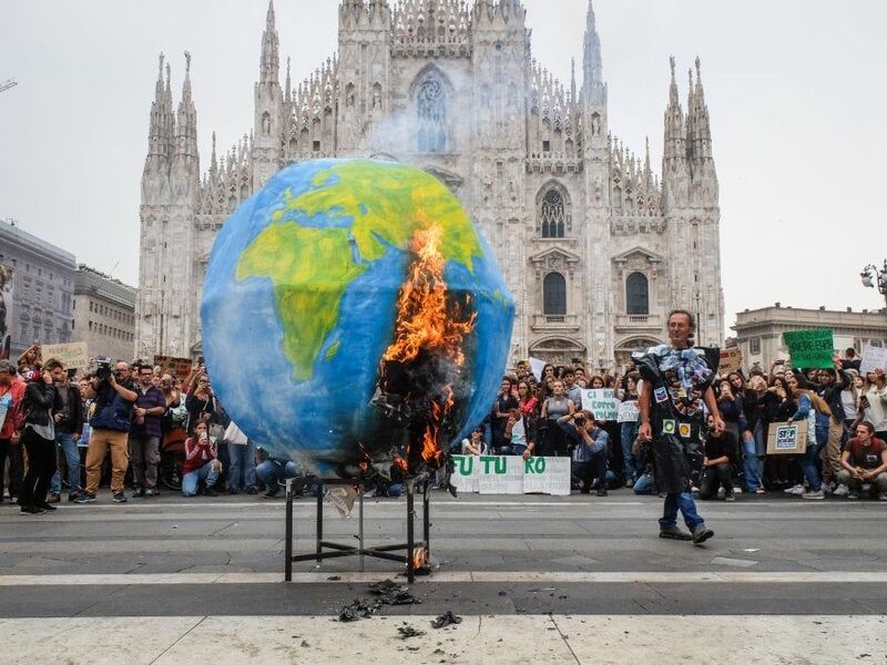 La nostra Terra brucia - a Performance by Ivano Rota