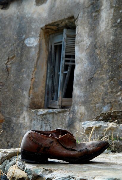 Schuh-Werk – Ein verlorener Schuh an einem verlassenen Ort - a Photographic Art Artowrk by Angelika Schilling