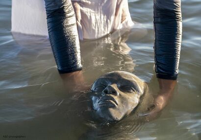 REQUIEM FOR AN EMPTY SHROUD. Irreversible action towards a sculpture / REQUIEM  PER UN SUDARIO VUOTO. Azione irreversibile su una scultura - a Performance Artowrk by giulietta gheller