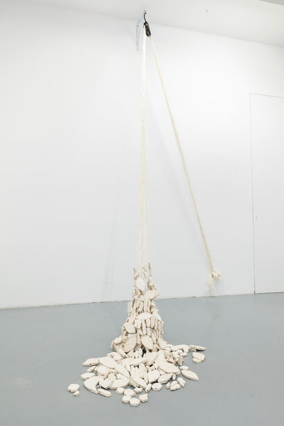 Maniobra de soporte: el peso de la herida [Manoeuvre support: the weight of the wound] - A Sculpture & Installation Artwork by Paloma de la Cruz