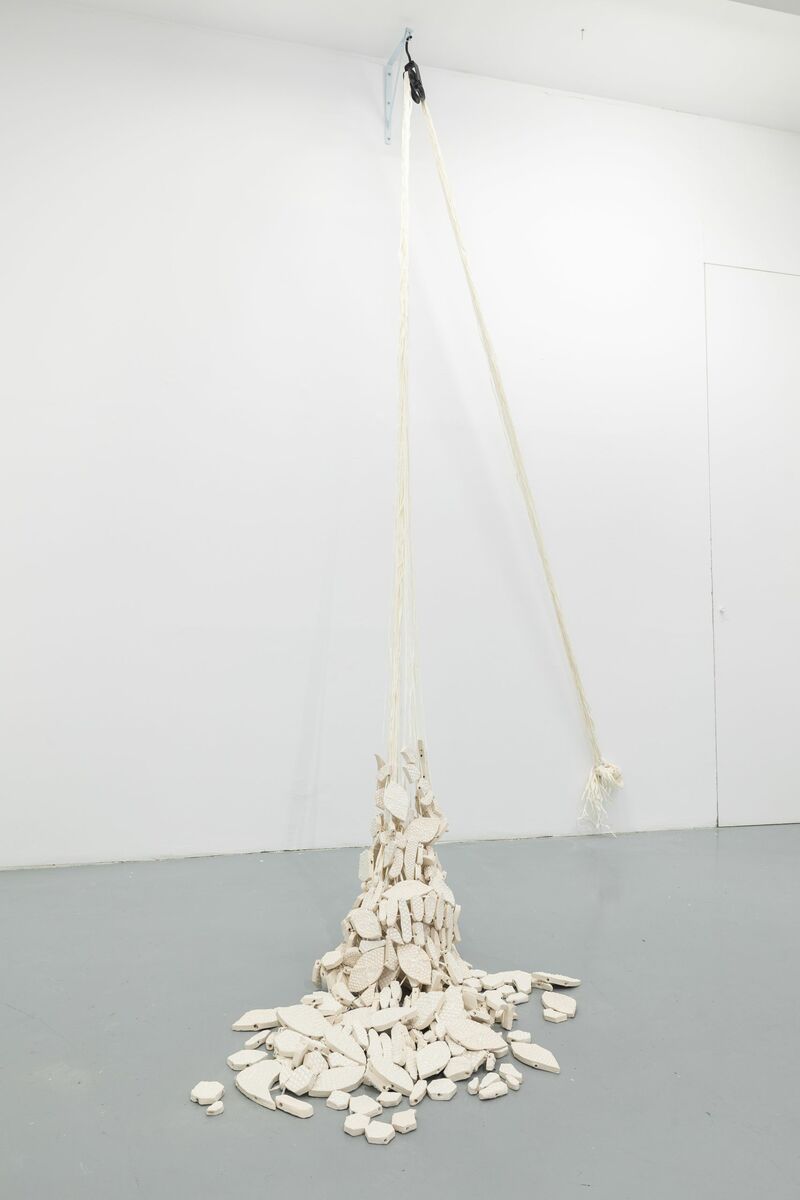Maniobra de soporte: el peso de la herida [Manoeuvre support: the weight of the wound] - a Sculpture & Installation by Paloma de la Cruz