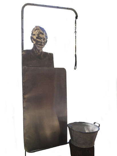 L'uomo doccia gassato - A Sculpture & Installation Artwork by Daniele Cabri