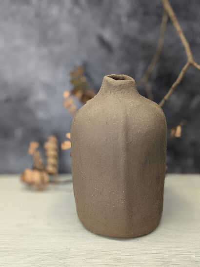 Origine Imperfetta – Vaso Unico in Terra Bruciata con Linee in Rilievo - a Art Design Artowrk by Francesca  Mileo