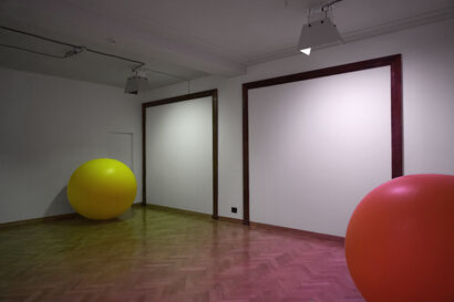 Yellow zone / yellow-free zone - A Sculpture & Installation Artwork by Adrien Lucca