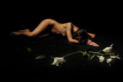 Donne come fiori 04 - a Photographic Art Artowrk by Davide Verri