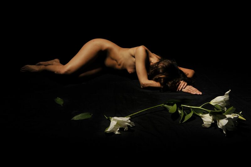 Donne come fiori 04 - a Photographic Art by Davide Verri