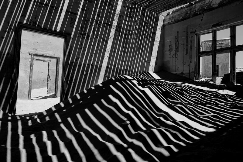 7. Licht und Schatten III, Verlassene Häuser in einer Diamantenmine 1, Namibia - a Photographic Art by Angelika Schilling