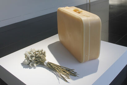 the bag and a bouquet of flowers - a Sculpture & Installation Artowrk by Samuel Ferreira