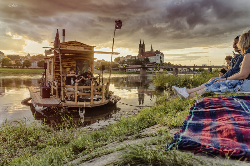 Adventure musician - a Performance by Driftwood Holly