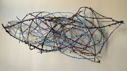 LEGAMI XIV, 88x15x16cm, larice,colori ad olio, filo metallico - a Sculpture & Installation Artowrk by Stefania Puntaroli