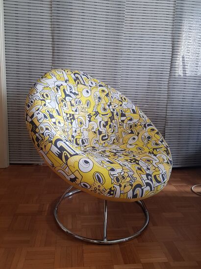 Fautueil Ovo. Un fauteuil œuf ré-habillé avec un tissu de designer. On ne fait pas d\'omelette sans casser des œufs - a Art Design Artowrk by dangarcia