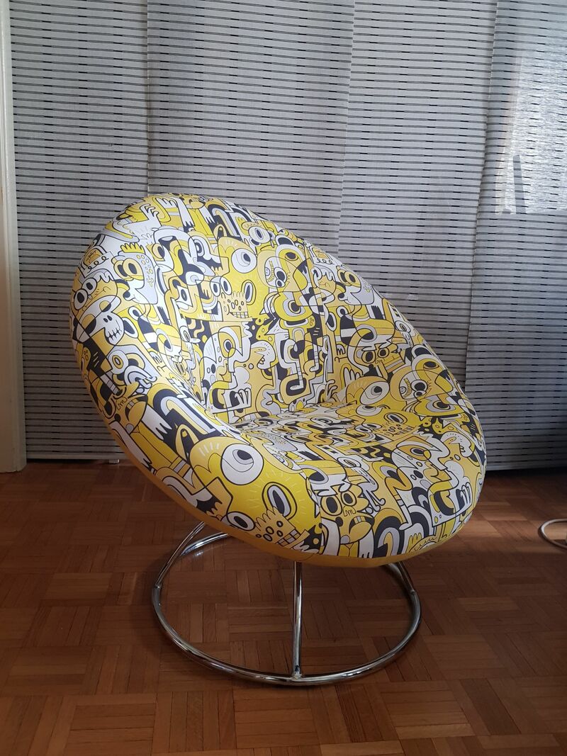 Fautueil Ovo. Un fauteuil œuf ré-habillé avec un tissu de designer. On ne fait pas d'omelette sans casser des œufs - a Art Design by dangarcia