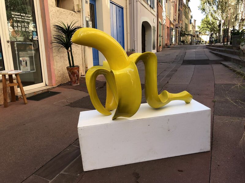 La banane des jours heureux ou la prosternée  - a Sculpture & Installation by Olivia Moelo