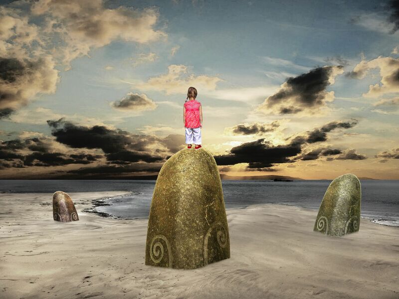 Little girl and the sea - a Digital Art by SALICETI ALEX