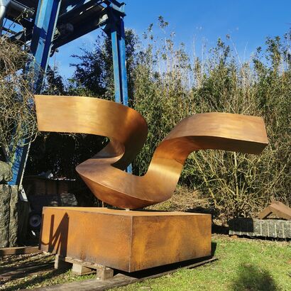 Twisted Loop  - a Sculpture & Installation Artowrk by Jörg Plickat