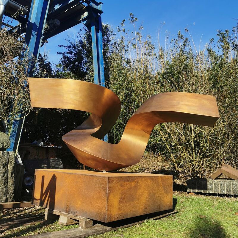 Twisted Loop  - a Sculpture & Installation by Jörg Plickat