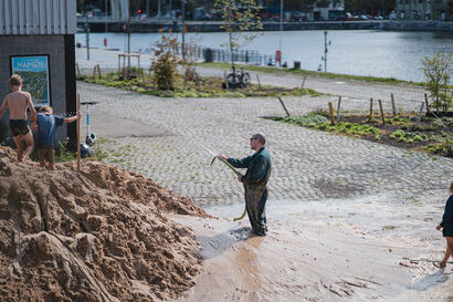 Übermenschlich: Pulver und Sand (II) - A Land Art Artwork by Lodewijk Heylen