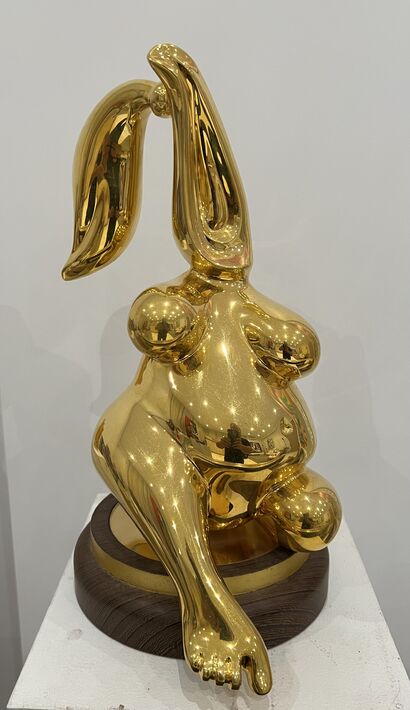 Reproduction- Golden Pussy  - a Sculpture & Installation Artowrk by Riv Bulgari