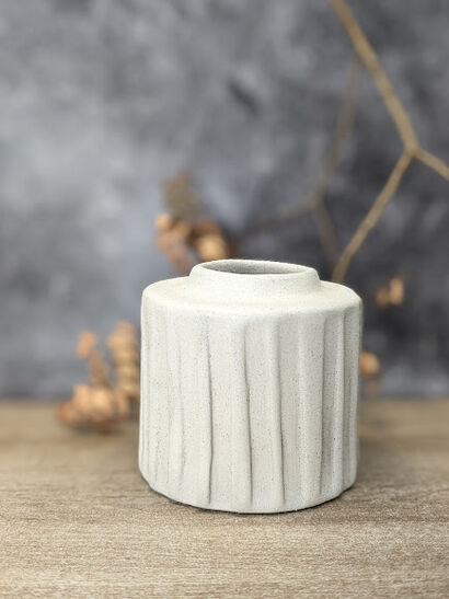 Materia di Luce – Vaso Unico in Ceramica Gres Chiaro con Superficie Texturizzata e Rilievi Laterali - a Art Design Artowrk by Francesca  Mileo