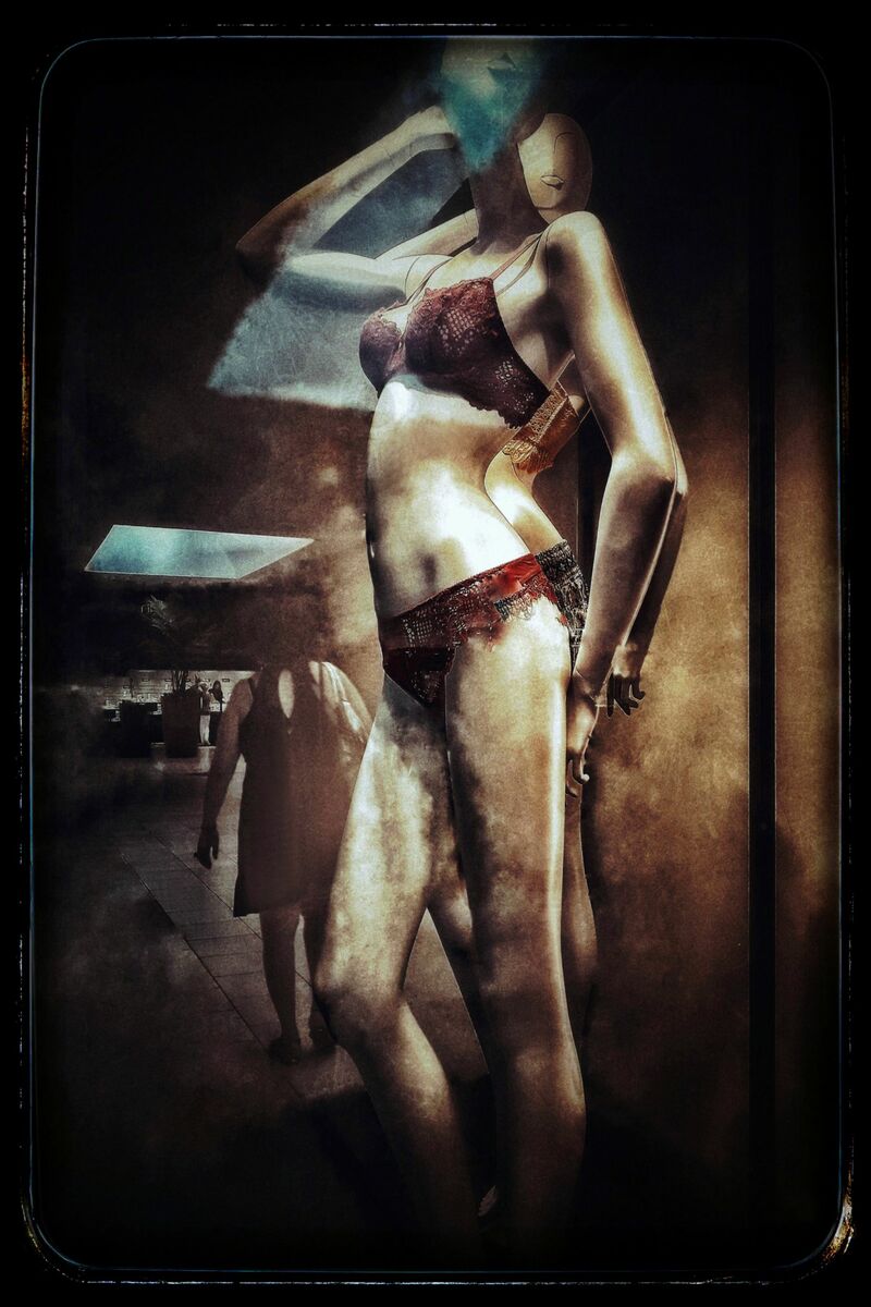 COrPS en VITRINE - a Photographic Art by Pisano Marie-Rose