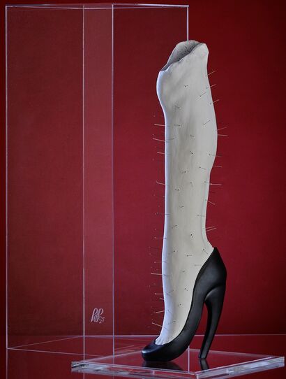 Heel 15. In balance on the pins - a Sculpture & Installation Artowrk by patrizia dalla pace