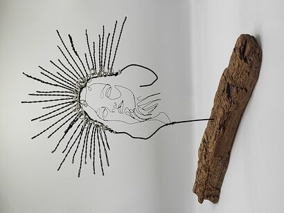 women with crown made of wire - a Sculpture & Installation Artowrk by Das Schimmern