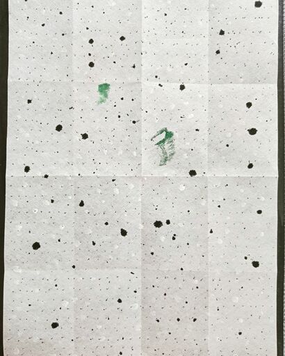 Papier plié et points blancs et verts - a Paint Artowrk by Frédérique Nolet de Brauwere