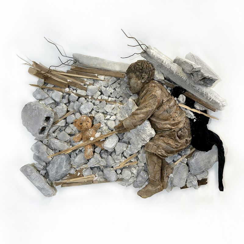 Il bambino con l’orsacchiotto di peluche  - a Sculpture & Installation by Gabriel Giunta